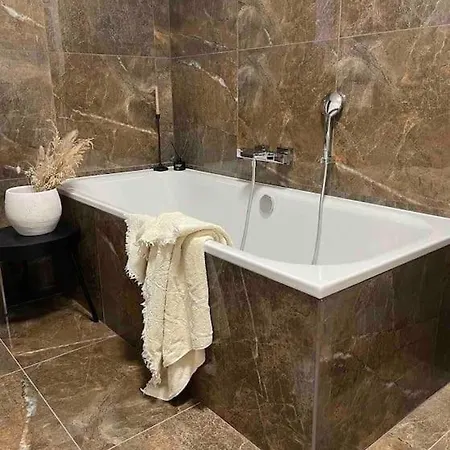 Apartament 4 111 Qm Kueche, Grosses Balkon, 2x Bad Auto Parkplatz Citynah *
