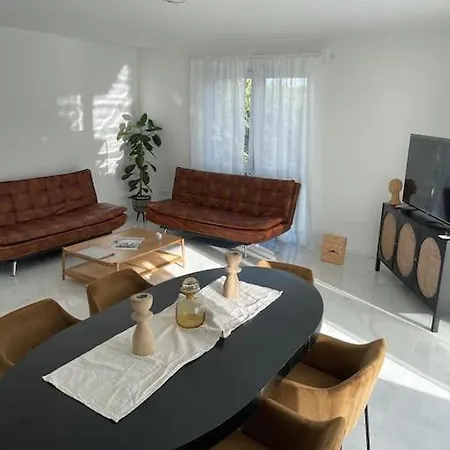 4 111 Qm Kueche, Grosses Balkon, 2x Bad Auto Parkplatz Citynah Apartmán *