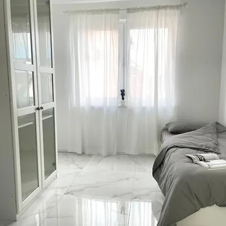 4 111 Qm Kueche, Grosses Balkon, 2x Bad Auto Parkplatz Citynah Apartmán