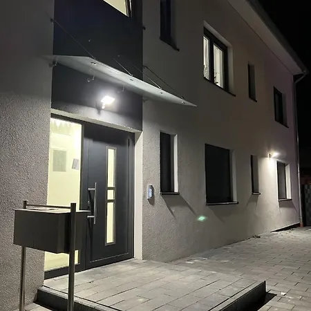 4 111 Qm Kueche, Grosses Balkon, 2x Bad Auto Parkplatz Citynah Apartmán *