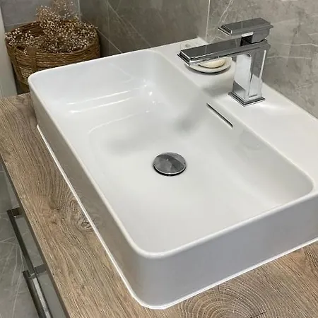 4 111 Qm Kueche, Grosses Balkon, 2x Bad Auto Parkplatz Citynah Apartmán *