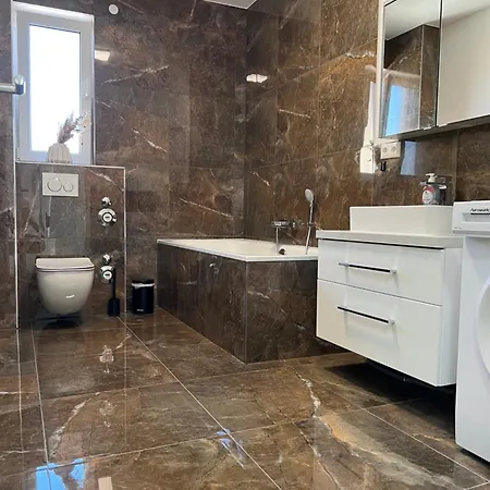 4 111 Qm Kueche, Grosses Balkon, 2x Bad Auto Parkplatz Citynah Apartmán