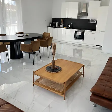 Apartmán 4 111 Qm Kueche, Grosses Balkon, 2x Bad Auto Parkplatz Citynah *