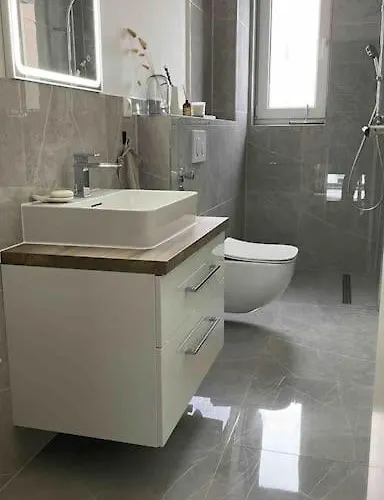 Daire 4 111 Qm Kueche, Grosses Balkon, 2x Bad Auto Parkplatz Citynah
